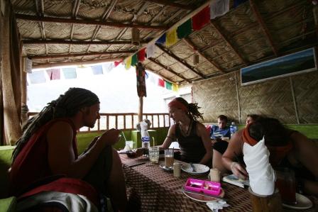 Unser lieblings Bambuskaffe mit Gangesblick. Mega chillig! Und geiles, billiges Essen!