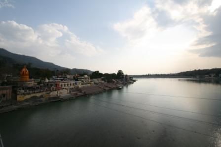 Der Blick von einer Haenebruecke ueber den Ganges