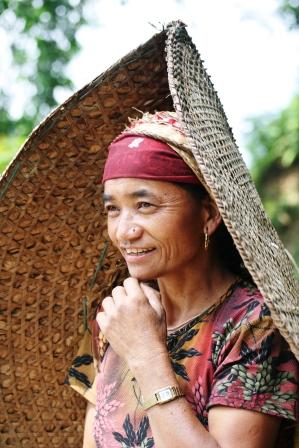 Dieses traditionelle Arbeitsgeraet der Gurung dient gleichzeitig als Regenschutz und als Tragetasche...