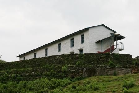 ... ih-skuhl (wie die Nepali sagen wuerden fuer school)...