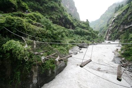 Man ueber die Brucke wars echt schwer hinueber zu kommen, und fast waere ich auch in den Marsyandi gestuerzt, doch dann hab ich die neue Bruecke daneben entdeckt