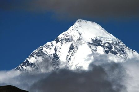 Der 8167 m hohe Daulagiri, der siebthoechste Berg der Welt...