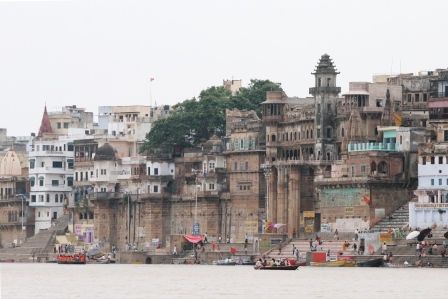Die Altstadt mit den Ghats im Vordergrund