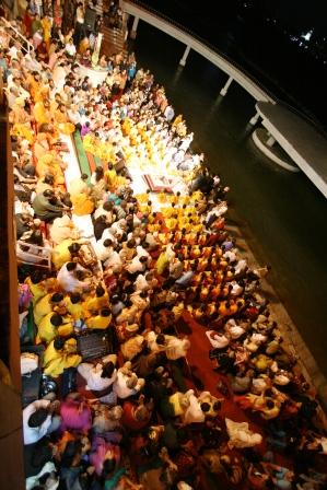 Gesang, Klatschen, Jubel, Trubel, Heiterkeit! Ein Hindifest am Ganges
