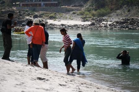Es ist wirklich weltweit das Gleiche! Waehrend die aeltere Indergeneration noch respektvoll in voller Montur in den Ganges geht,...(naechstes Bild)
