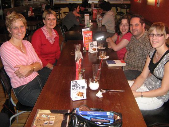von links : ich,Nanette,Deanne (älteste Tochter von Nanette), Mark (Deannes Verlobter) und Sarah
