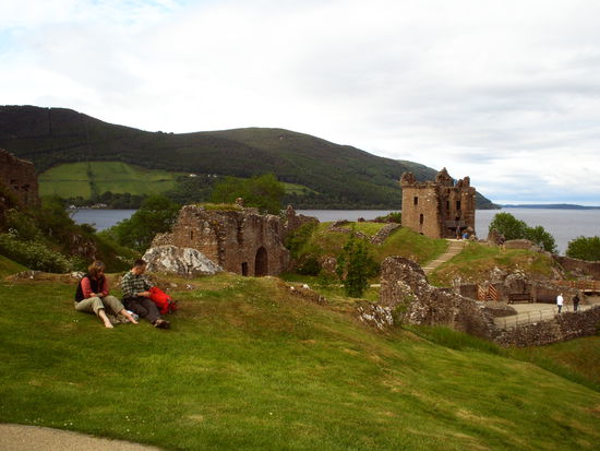 Urquhard Castle mit Blick auf Loch Ness