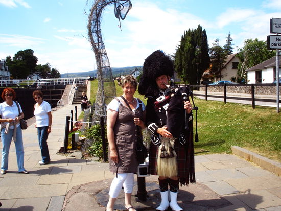 Hannelore mit Dudelsackspieler und "Nessie" im Hintergrund