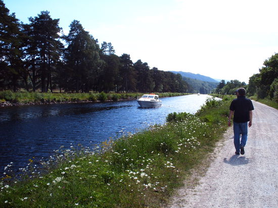 Schiff auf dem Weg zur Schleuse