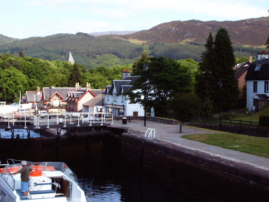 Blick auf die Schleuse .Im Hintergrund der Turm ist die Spitze der Abtei