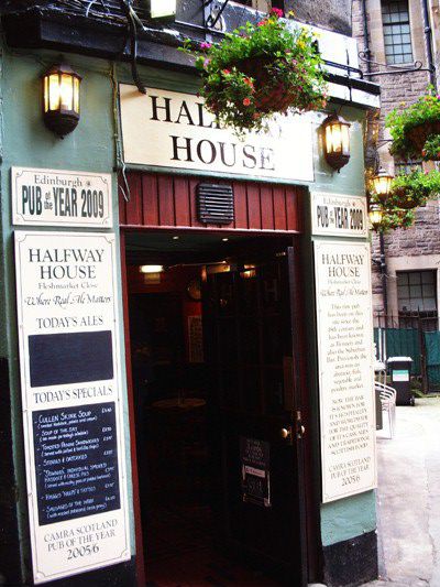 In einer alten Gasse Edinburghs