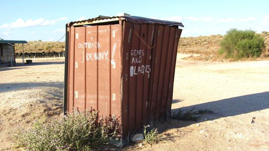 altes nicht mehr in Betrieb befindliches "Dunny" (Plumpsklo )