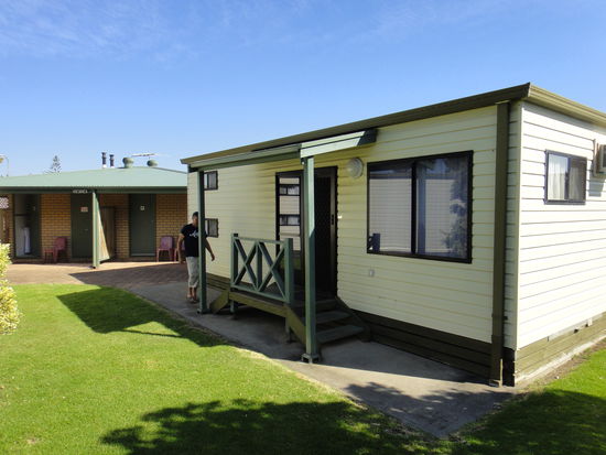 Unsere Cabin , im Hintergrund unser "externes" Bad