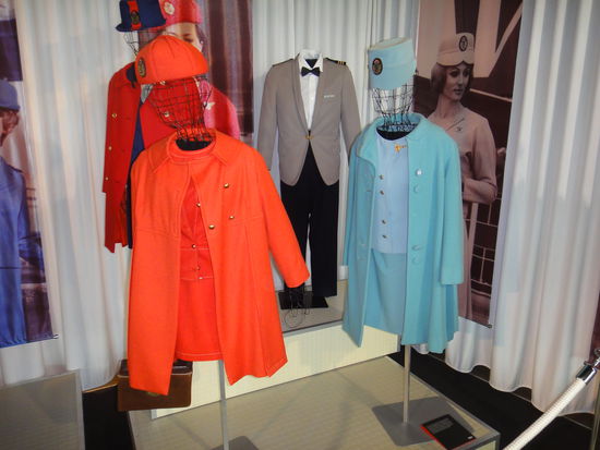 Flugbegleiteruniform in den sechziger Jahren