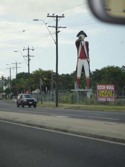 Captain Cook am Cook Highay an der Ortsausfahrt von Cairns
