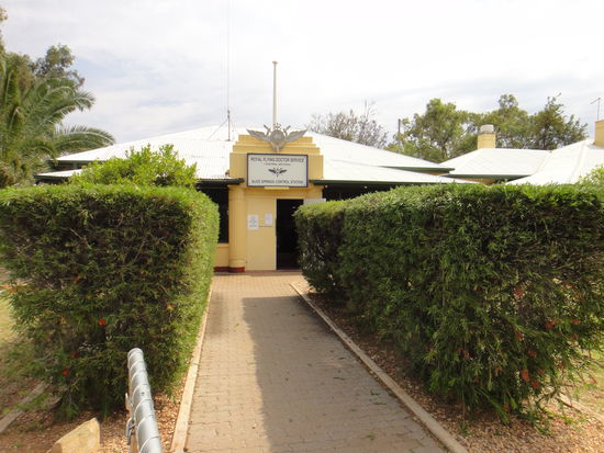 Eingang zu den Flying Doctors