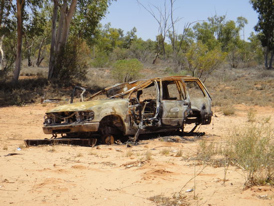 Fahrzeug am Wegesrand