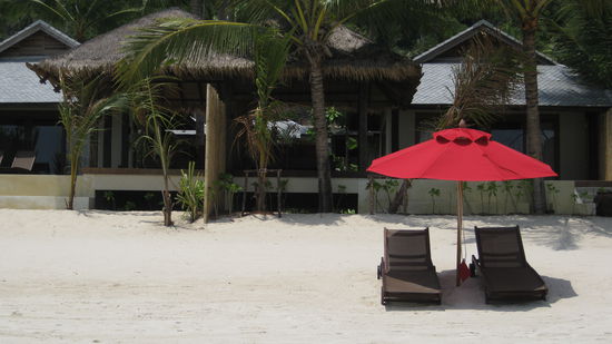 Frueher die kleinen Bamboo-Huetten fuer 500 Baht, jetzt fuer 35000 Baht. Fuer eine Nacht!!! Das sind 700 Euro! Was anderes sehen tun die Bewohner des Luxusresort auch nicht, wie die Leute die 10 Euro pro Nacht bezahlen.  Der Thong Nai Pan Noi Beach war frueher das Backpaker-Paradise.