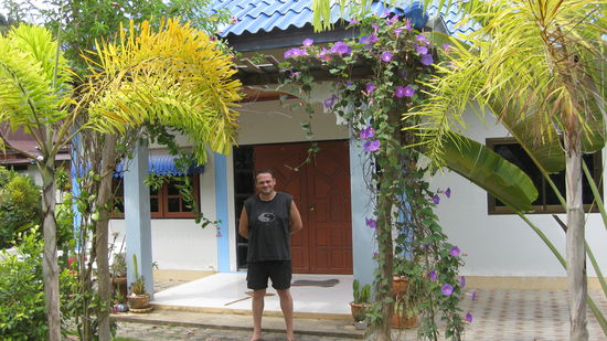Der Erich vor dem grossen Haus. Zum Strand nur ein paar Meter und absolut ruhig da.