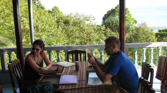 ca. 630 m hoch, hierher war der Weg schon anspruchsvoller. Die Leute die hier oben arbeiten, leben auch hier, der Arbeitsweg waere echt zu krass
und wie bekommen die das ganze Bier hier hoch?