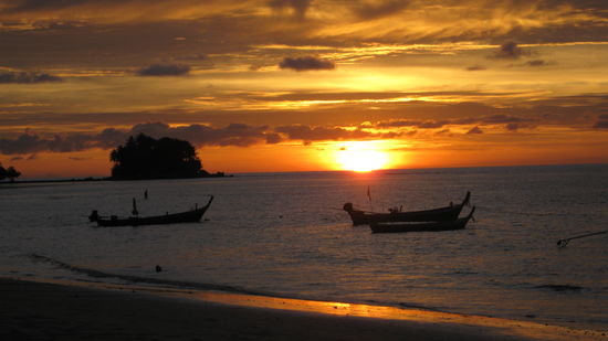 zum Abschied gab es den schoensten Sonnenuntergang den wir je gesehen haben. Selbet in Kao Lak war er nicht so schoen