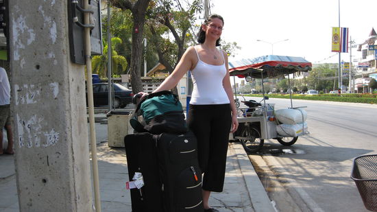 Vor dem 7eleven auf den Bus warten