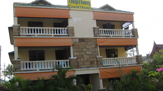 das Thupthong Guesthouse, schoene grosse Zimmer mit Meeresblick