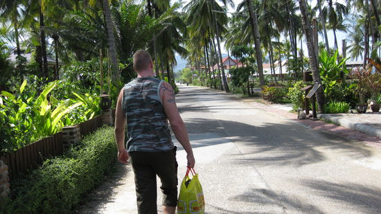 die Strasse parallel zum Strand