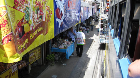 Blick aus dem Stadtbus auf eine Hauptstrasse in Phuket Stadt.