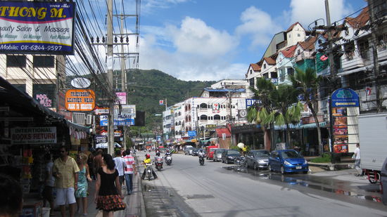 die Rat Uthit, die Parallelstr. zur Beach Rd. in Patong. Bestens zum Shoppen geeignet.