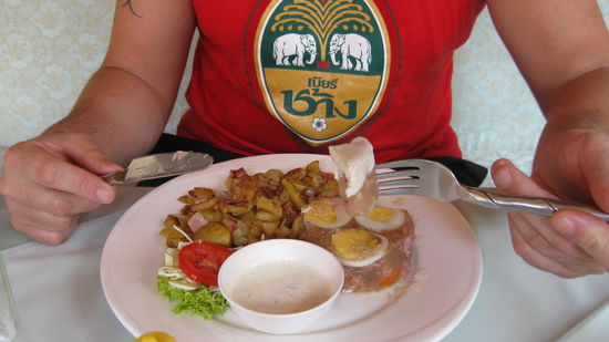 na, war nicht schlecht, einmal kann man ja fremd essen.