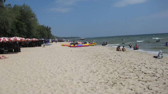 der Strand von Cha-Am, ca 25 km noerdlich von Hua Hin. Hier machen fast nur Thais Urlaub