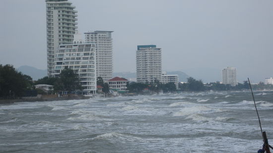 Hua Hin vom Wat Khao Takiap aus gesehen bei schlechtem Wetter. Normalerweise ist der Strand da 50 m breit.