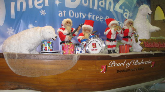 Weihnachten in Bahrain, von den Temperaturen koennte es stimmen. So kalt war die Klimaanlage. Draussen waren es noch 30 Grad. Gegen Mitternacht.