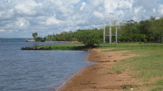 San Bernardino, ein Naherholungsgebiet in Paraguay. Dezember und Januar halligalli und der Rest vom Jahr tote Hose. Und im See sollte man auch nicht schwimmen gehen.