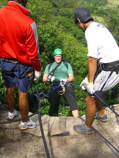Tommy kletterte runter, alsob er noch nie was anderes gemacht hat