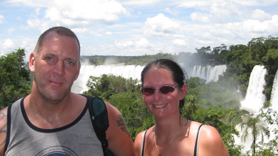 die Wasserfaelle ziehen sich fasst 3 km lang durch den Urwald