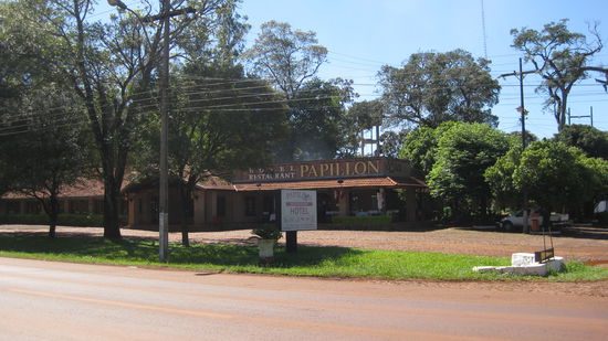 das Papillon an der Hauptstaße in Bella Vista, ist ganz nett, gute Zimmer und günstiges gutes Essen.