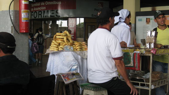 Chipa Verkauf am Busbahnhof Asuncion