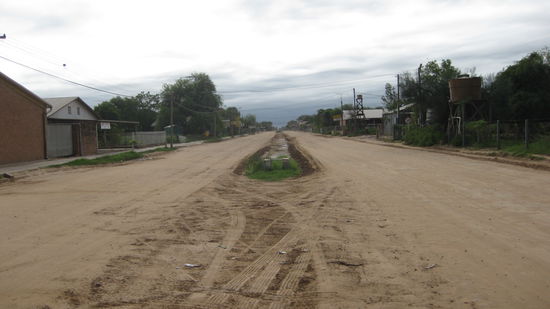 Das ist ein typisches Bild fuer ein Ort im Chaco. Zwischen den Orten dann genau so eine Strasse aber mit der Buschlandschaft vom oberen Bild links und rechts neben der Strasse.