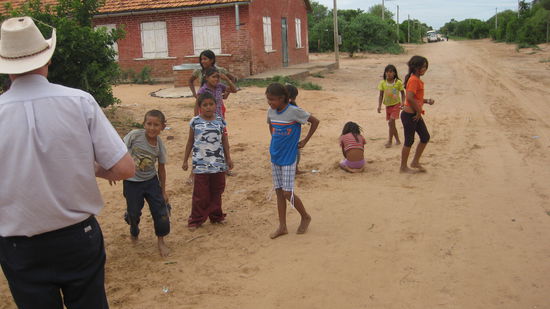 Heinz verteilt Suessigkeiten an die Indianerkinder