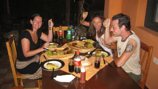 ausgehungert auf das lecker Essen stürtzend