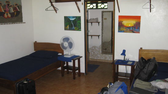 nein wir haben keine getrennten Betten, in der anderen Ecke steht noch ein Doppelbett. Aber es besteht Fluchtmoeglichkeit 