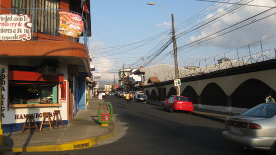 Hamburger scheinen hier das Nationalgericht zu sein, solche Imbisse gibt es an jeder Ecke