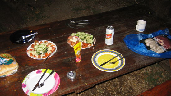 Tommy hat das Fleisch und das Bier schon bereit gelegt