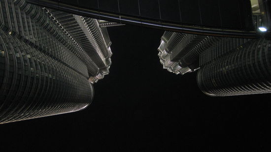 Das absolute MUSS: Die Twin Towers bei Nacht.