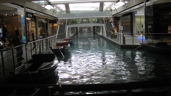 Im Shoppingcenter konnte man Boot fahren und Schlittschuh laufen.