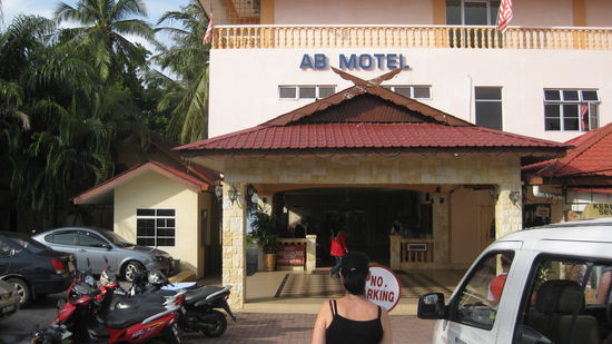 Das AB Motel ist eigendlich eine gute Wahl. Es hat den schoensten Strandabschitt, die Bungalows sind sauber und ausreichend und wir hatten ein Bungi direkt am Strand.