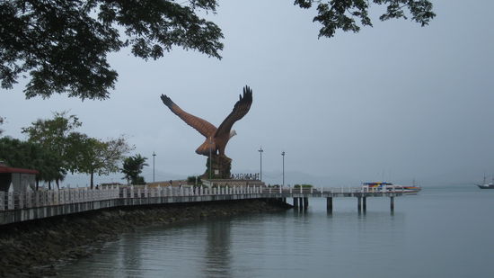 Wenn man mit der Faehre ankommt, sieht man diesen grossen Vogel.