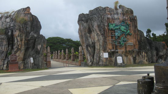 Der Eingang zu einem Park, der die Geschichte von Langkawi erklaeren soll. Da hat es wieder angefangen zu Regnen.